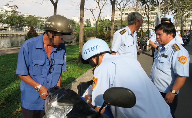 TP đã lắp nhiều nhà vệ sinh công công nhưng người dân vẫn đi tiểu bậy